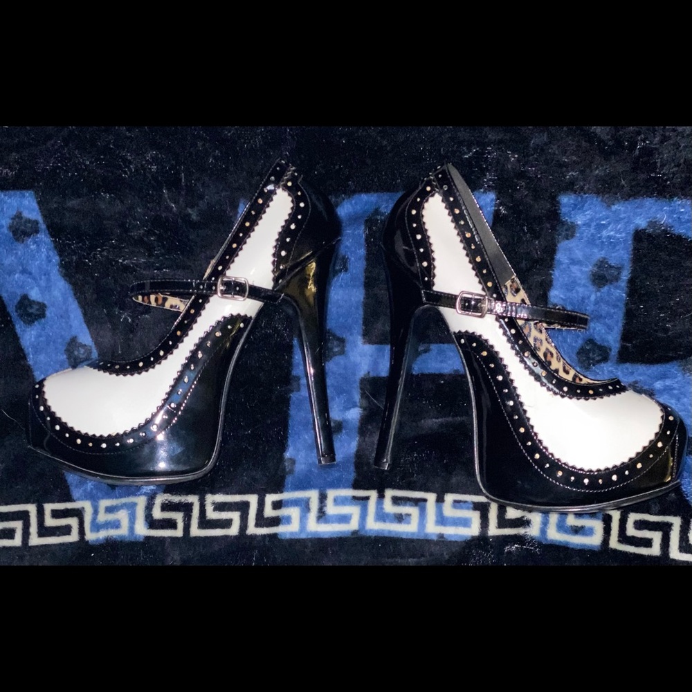 Pinup style saddle stilettos